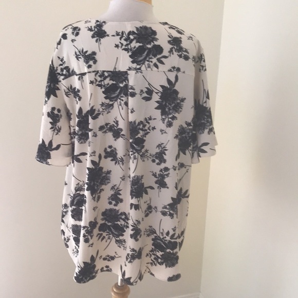 New! Anyally 2XL floral v neck blouse. - Picture 4 of 8